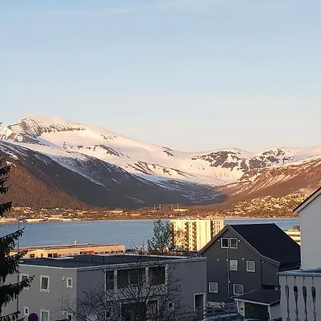 3 Bedrooms&2bathrooms House With Amazing View Hébergement de vacances Tromsø